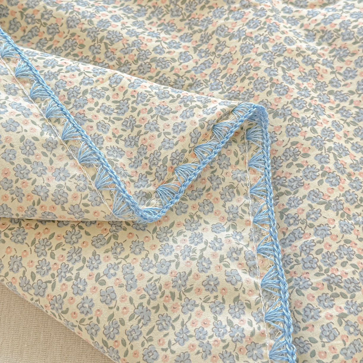 91家纺网 家纺一手货源 找家纺 归属 2026新款A类小碎花贝壳绣皱皱棉夏被夏凉被空调被 莉莲