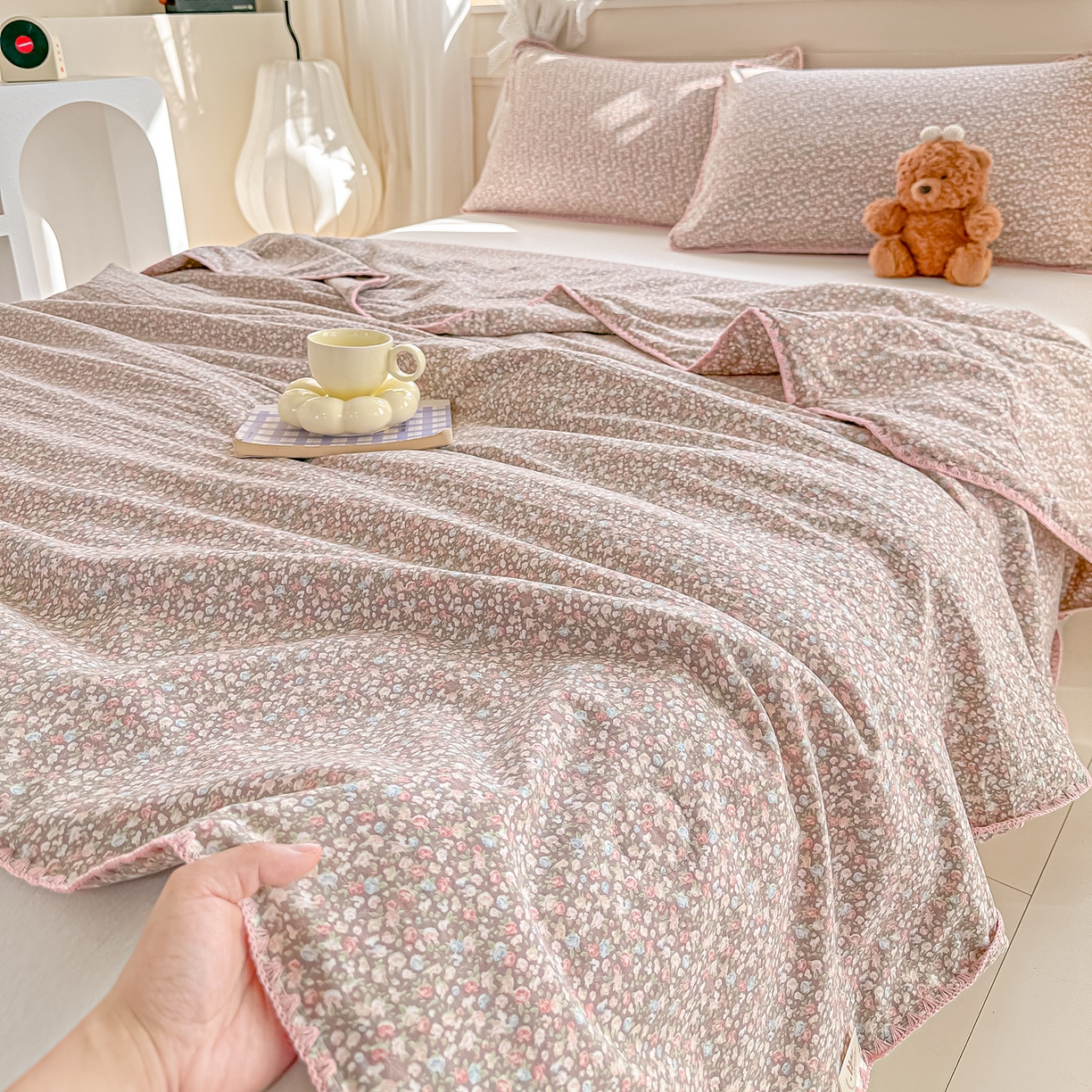 91家纺网 家纺一手货源 找家纺 归属 2026新款A类小碎花贝壳绣皱皱棉夏被夏凉被空调被 千叶密语