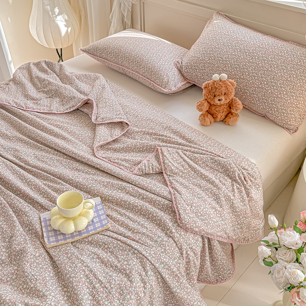 91家纺网 家纺一手货源 找家纺 归属 2026新款A类小碎花贝壳绣皱皱棉夏被夏凉被空调被 千叶密语