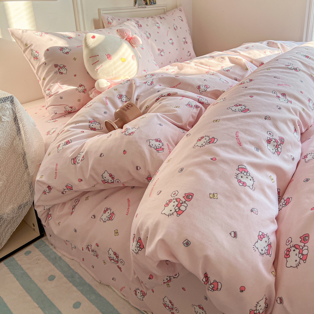 91家纺网 家纺一手货源 找家纺 耀悦家纺 2026新款纯棉四件套正版授权三丽鸥卡通床单床笠被套枕套 Hello Kitty电话