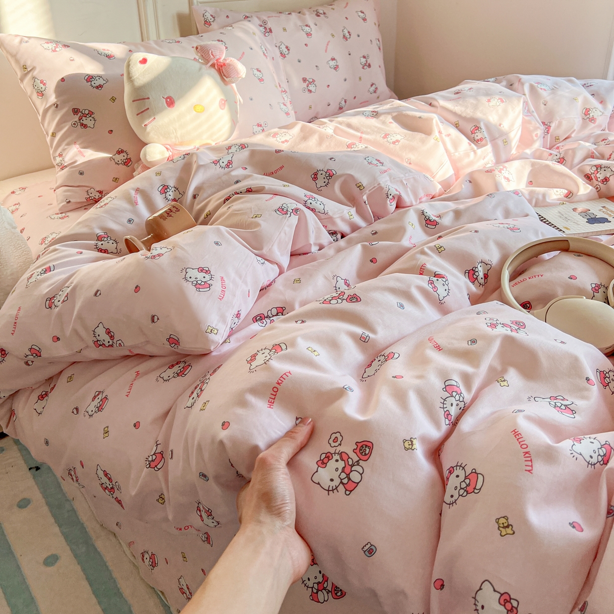 91家纺网 家纺一手货源 找家纺 耀悦家纺 2026新款纯棉四件套正版授权三丽鸥卡通床单床笠被套枕套 Hello Kitty电话