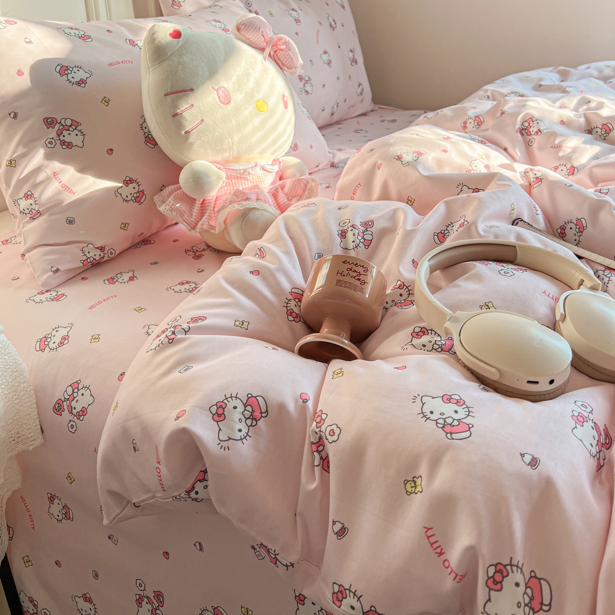 91家纺网 家纺一手货源 找家纺 耀悦家纺 2026新款纯棉四件套正版授权三丽鸥卡通床单床笠被套枕套 Hello Kitty电话