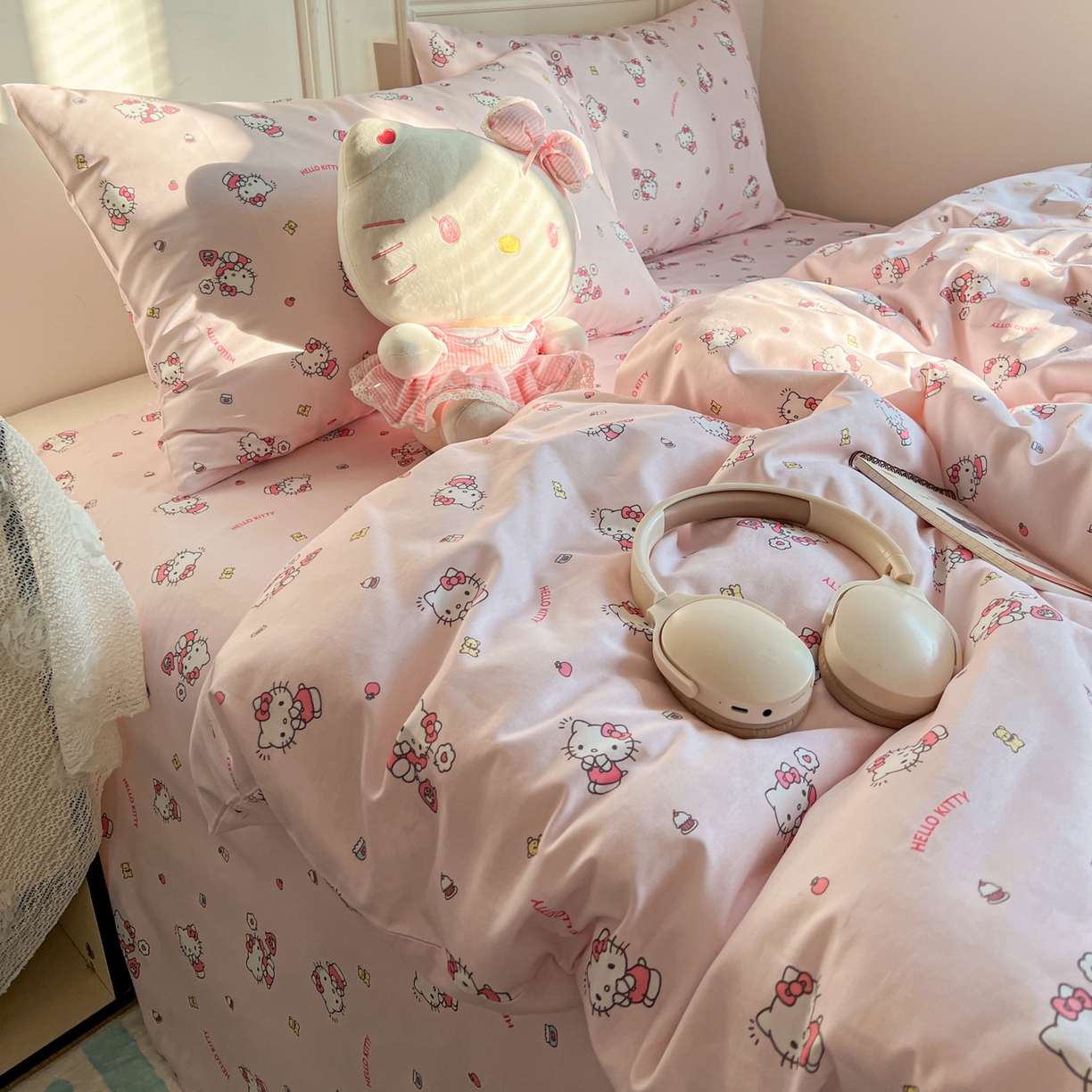 91家纺网 家纺一手货源 找家纺 耀悦家纺 2026新款纯棉四件套正版授权三丽鸥卡通床单床笠被套枕套 Hello Kitty电话