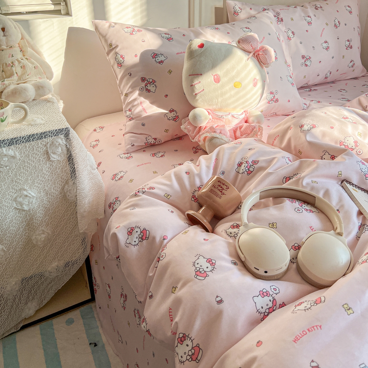 91家纺网 家纺一手货源 找家纺 耀悦家纺 2026新款纯棉四件套正版授权三丽鸥卡通床单床笠被套枕套 Hello Kitty电话