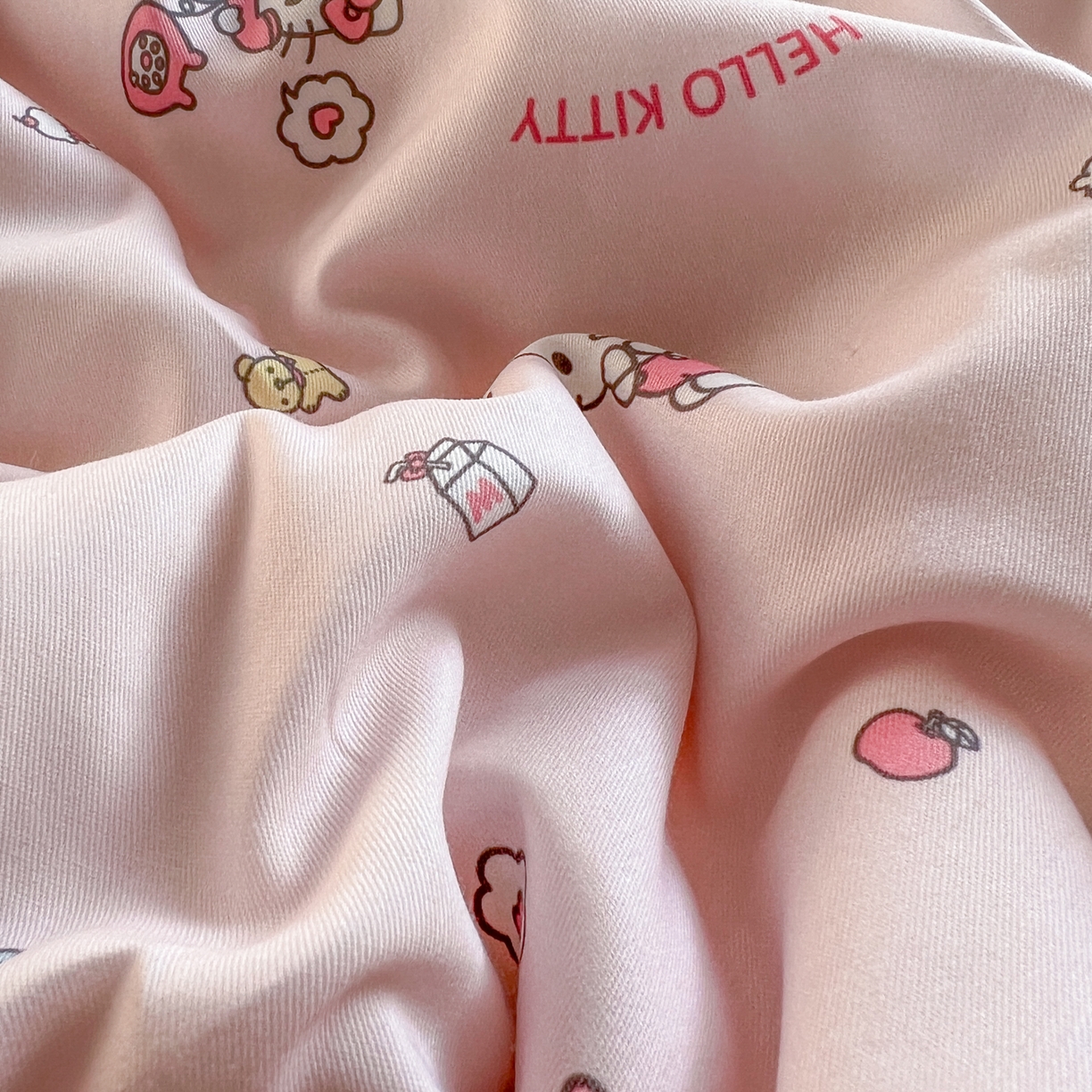 91家纺网 家纺一手货源 找家纺 耀悦家纺 2026新款纯棉四件套正版授权三丽鸥卡通床单床笠被套枕套 Hello Kitty电话