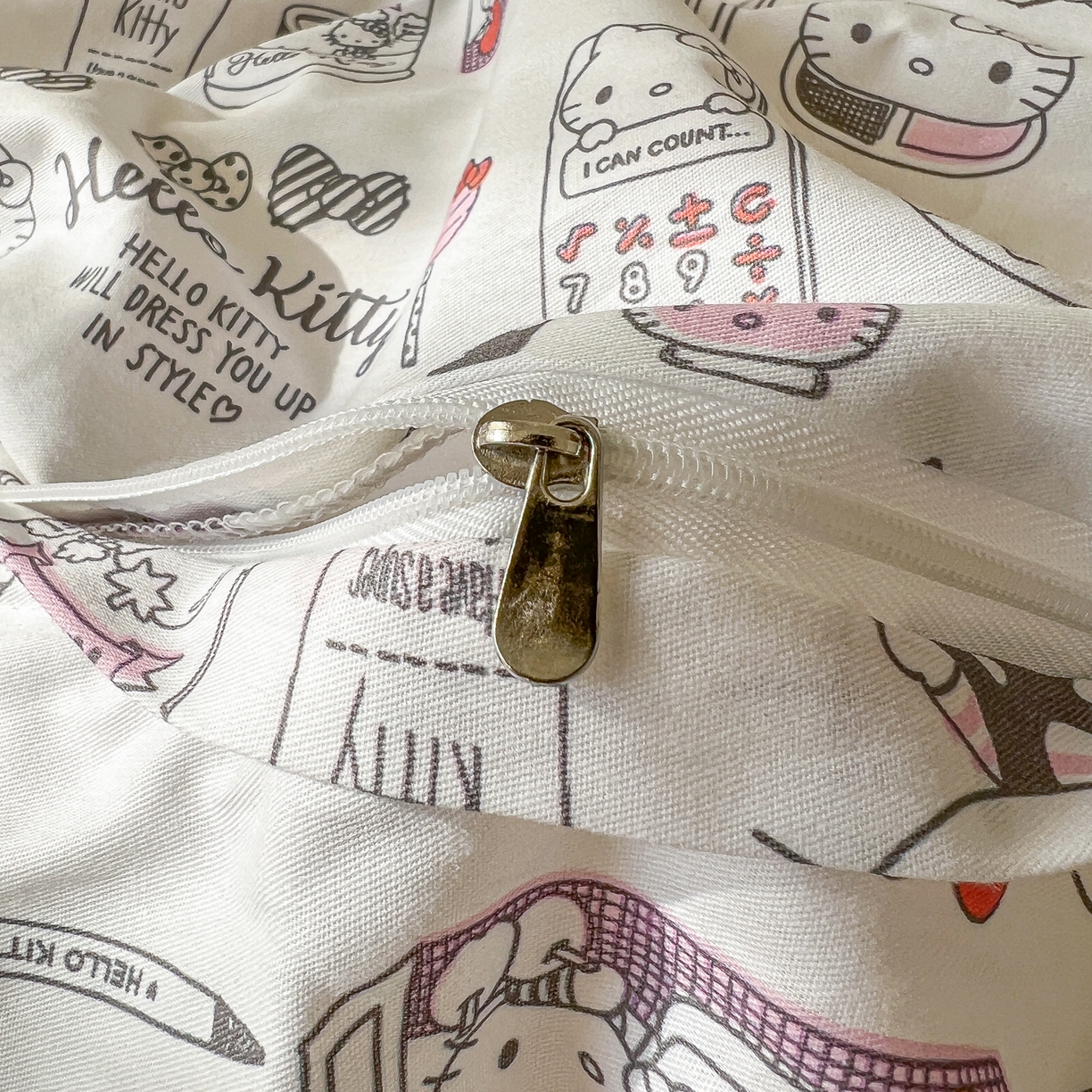 91家纺网 家纺一手货源 找家纺 耀悦家纺 2026新款纯棉四件套正版授权三丽鸥卡通床单床笠被套枕套 Hello Kitty都市