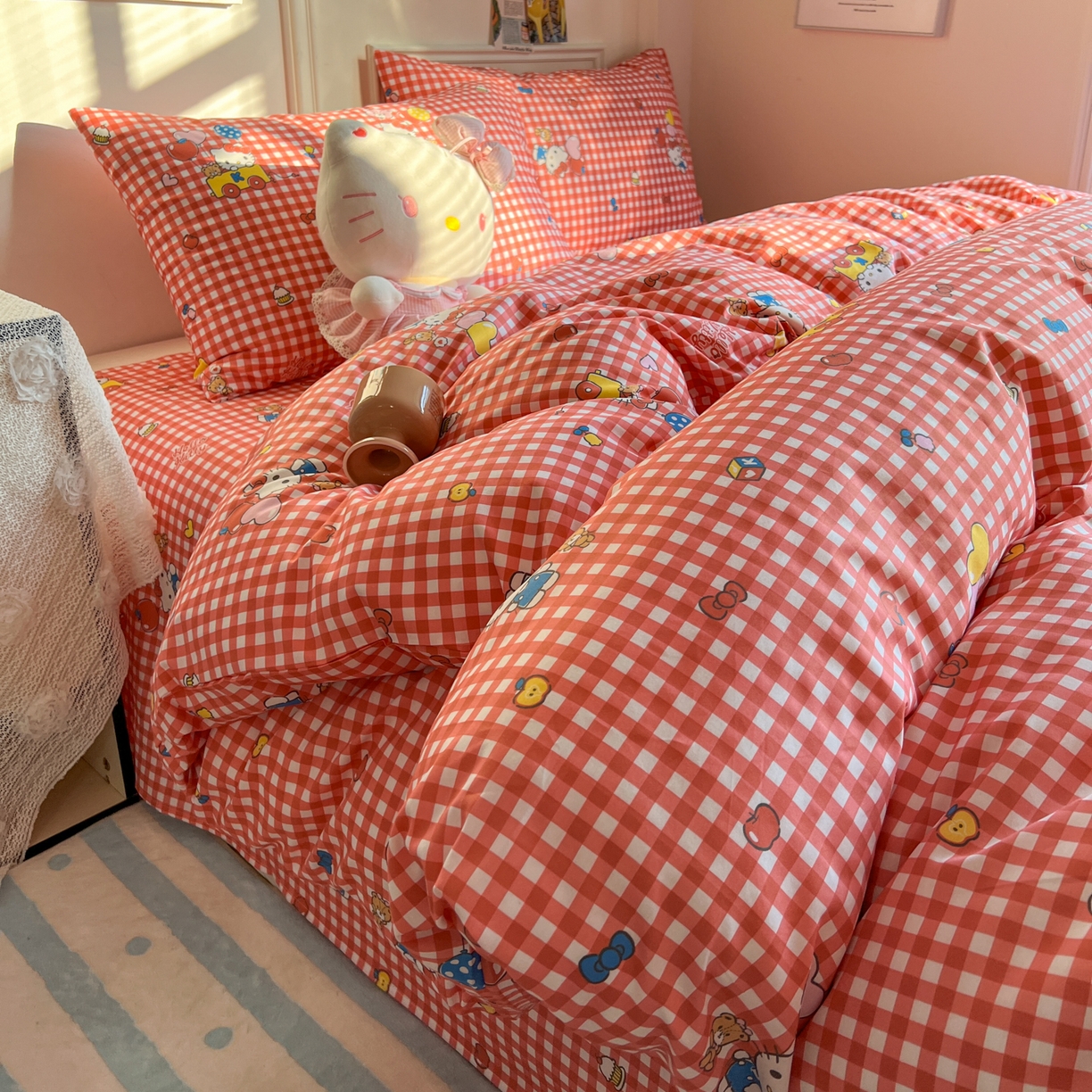 91家纺网 家纺一手货源 找家纺 耀悦家纺 2026新款纯棉四件套正版授权三丽鸥卡通床单床笠被套枕套 Hello Kitty红格