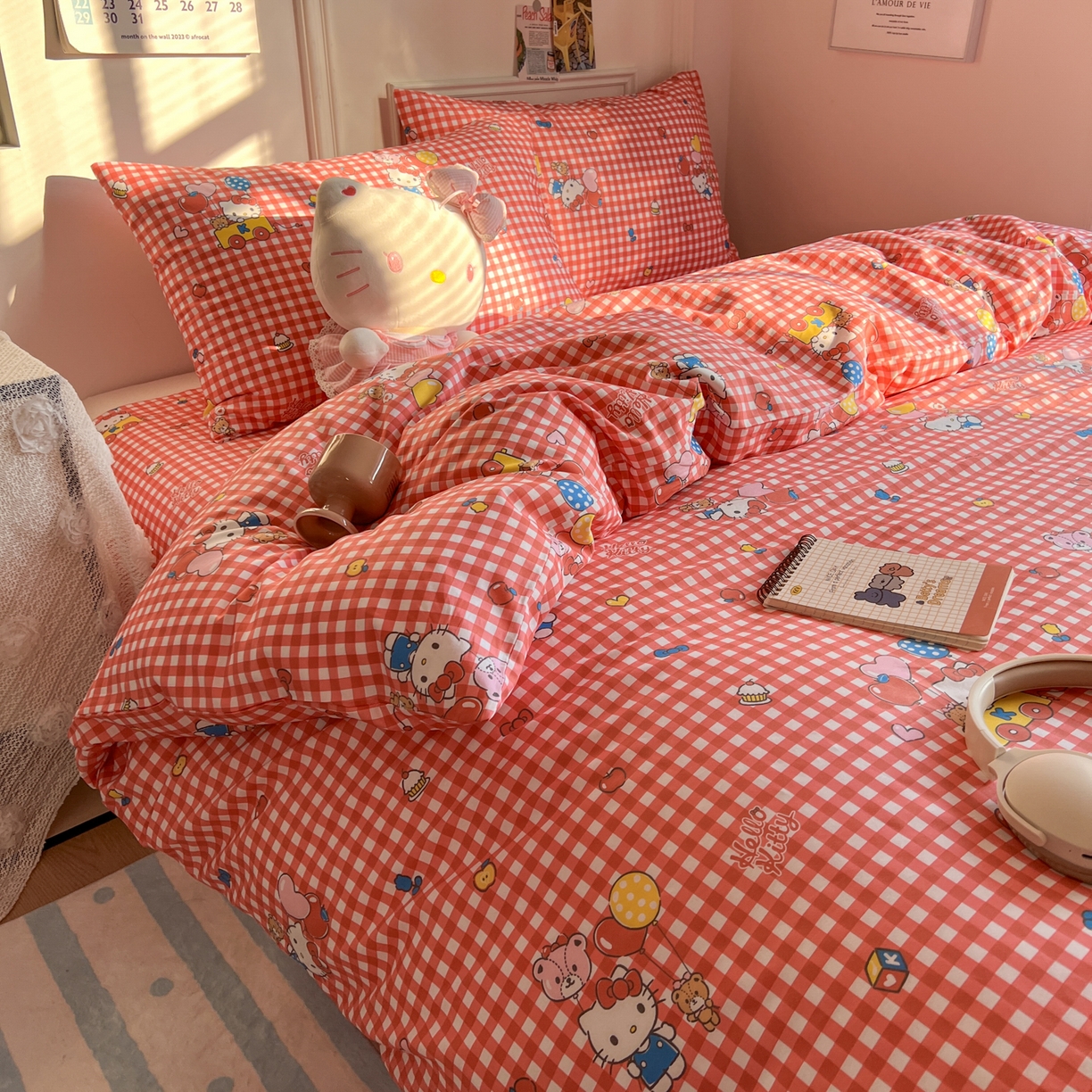 91家纺网 家纺一手货源 找家纺 耀悦家纺 2026新款纯棉四件套正版授权三丽鸥卡通床单床笠被套枕套 Hello Kitty红格