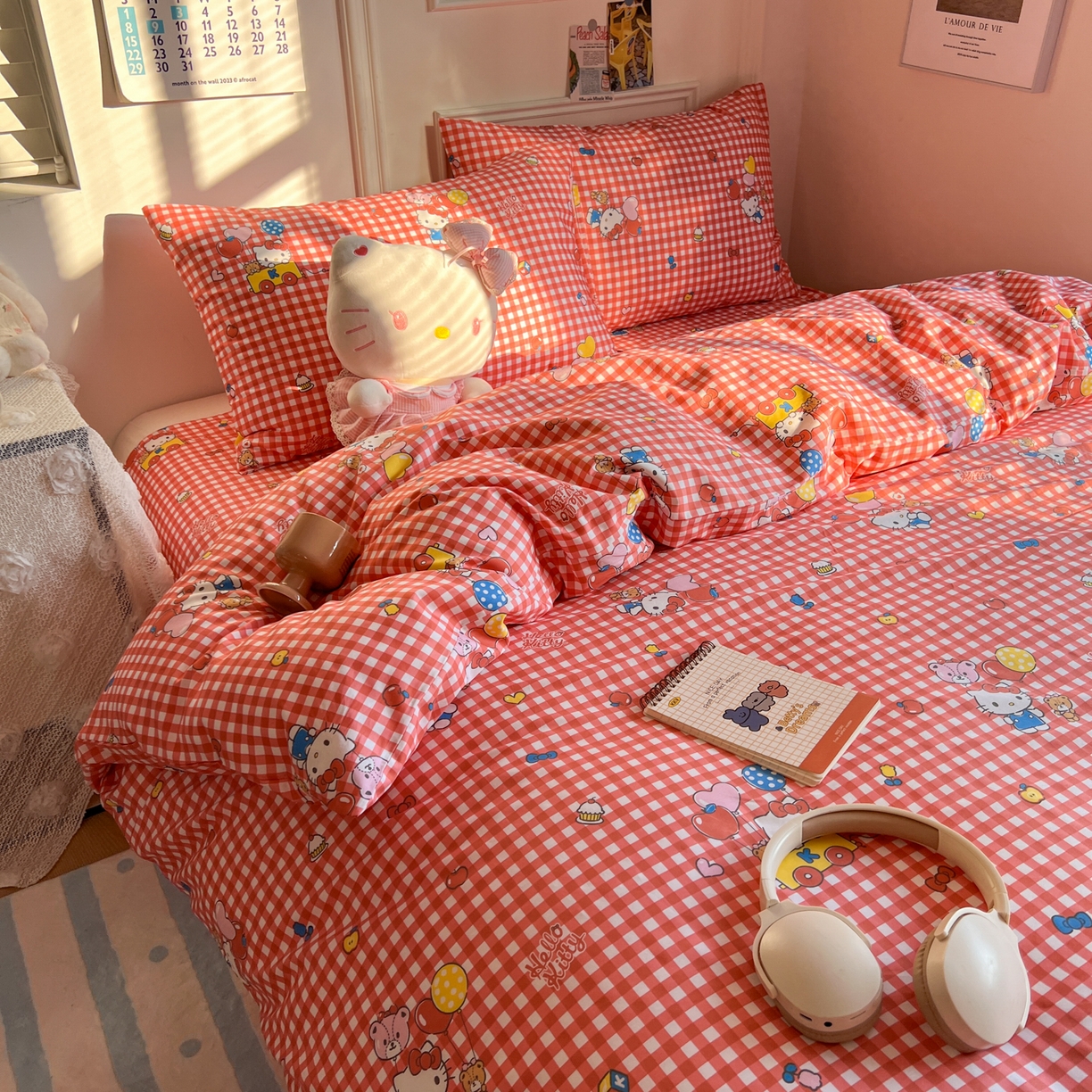 91家纺网 家纺一手货源 找家纺 耀悦家纺 2026新款纯棉四件套正版授权三丽鸥卡通床单床笠被套枕套 Hello Kitty红格