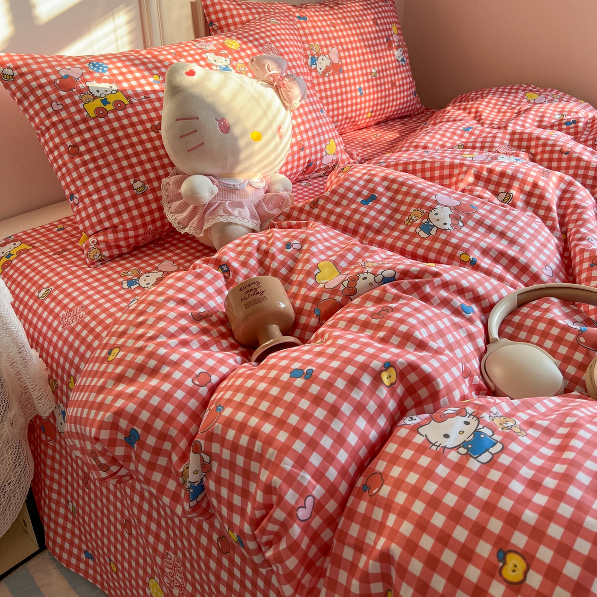 91家纺网 家纺一手货源 找家纺 耀悦家纺 2026新款纯棉四件套正版授权三丽鸥卡通床单床笠被套枕套 Hello Kitty红格