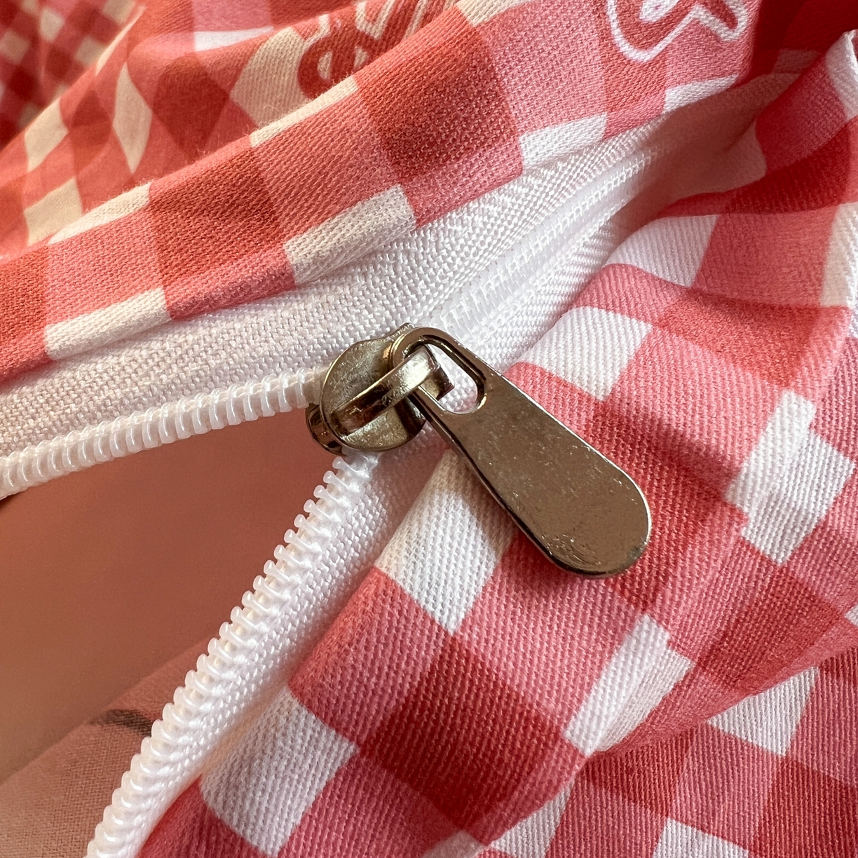 91家纺网 家纺一手货源 找家纺 耀悦家纺 2026新款纯棉四件套正版授权三丽鸥卡通床单床笠被套枕套 Hello Kitty红格