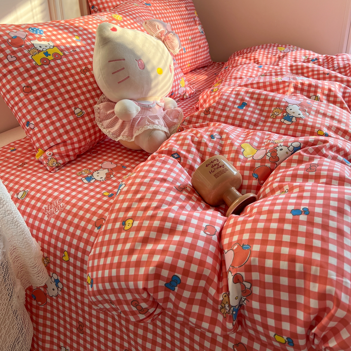 91家纺网 家纺一手货源 找家纺 耀悦家纺 2026新款纯棉四件套正版授权三丽鸥卡通床单床笠被套枕套 Hello Kitty红格