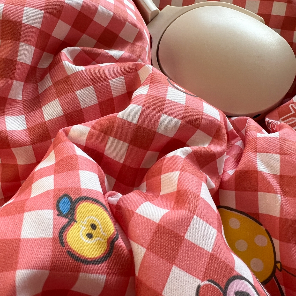 91家纺网 家纺一手货源 找家纺 耀悦家纺 2026新款纯棉四件套正版授权三丽鸥卡通床单床笠被套枕套 Hello Kitty红格