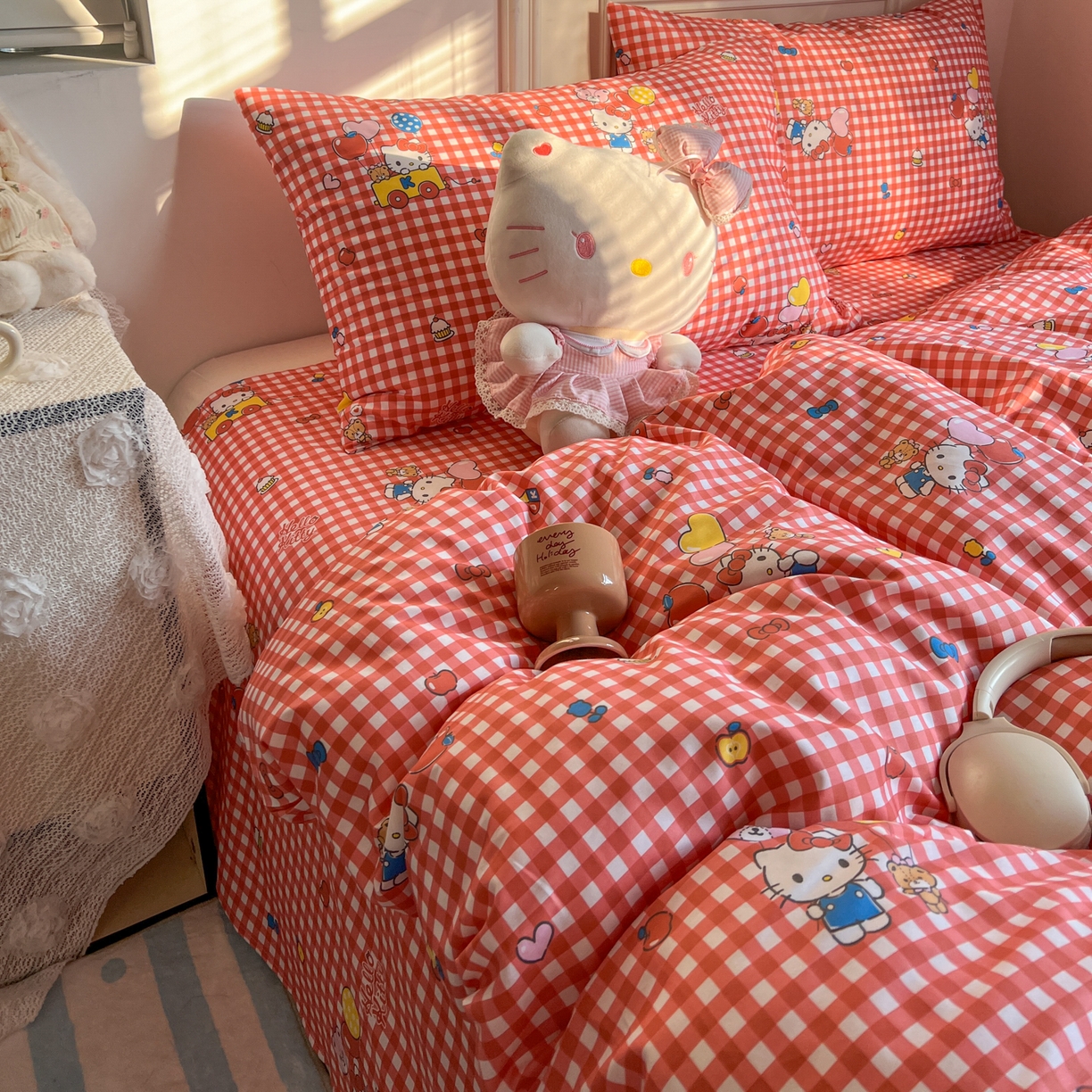 91家纺网 家纺一手货源 找家纺 耀悦家纺 2026新款纯棉四件套正版授权三丽鸥卡通床单床笠被套枕套 Hello Kitty红格