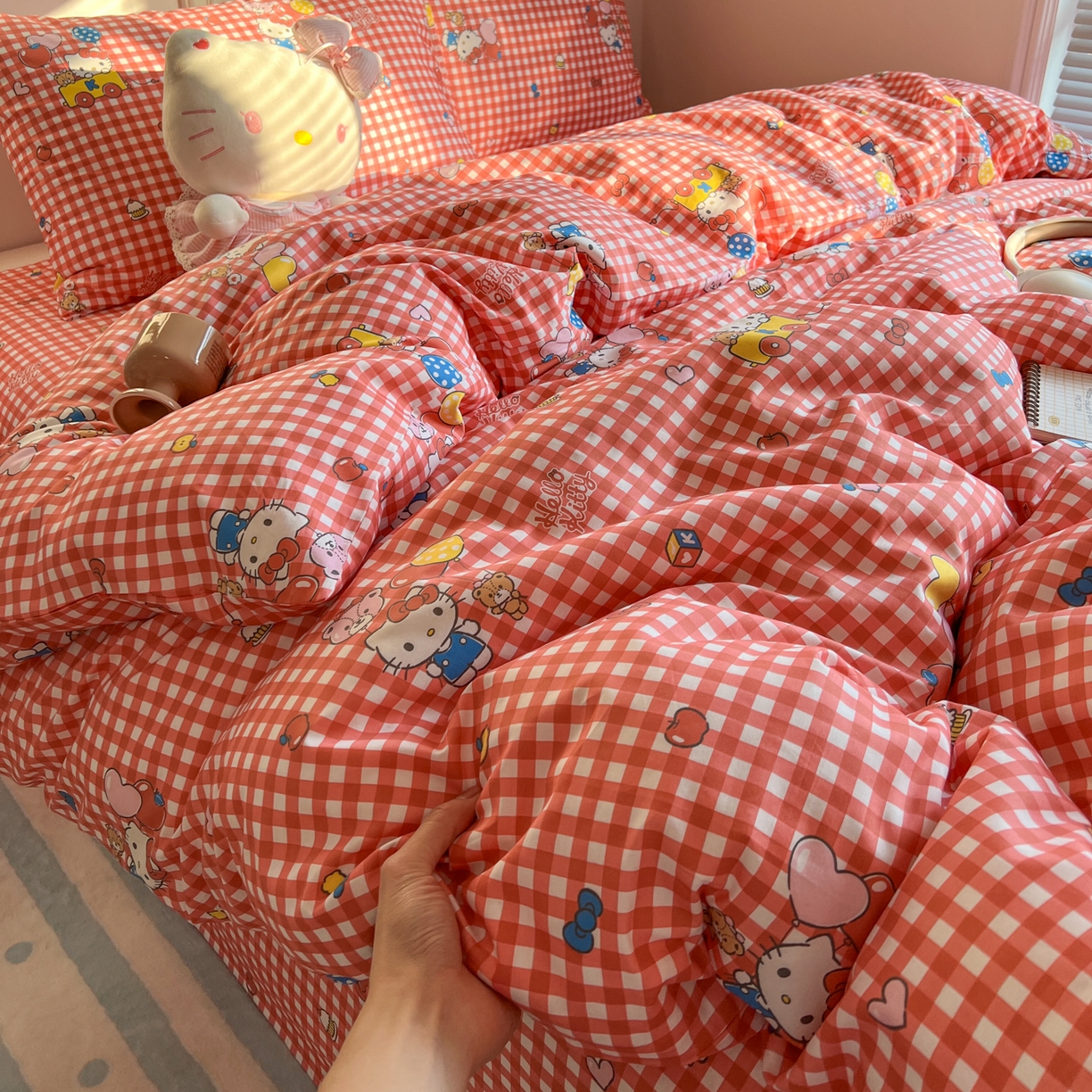 91家纺网 家纺一手货源 找家纺 耀悦家纺 2026新款纯棉四件套正版授权三丽鸥卡通床单床笠被套枕套 Hello Kitty红格