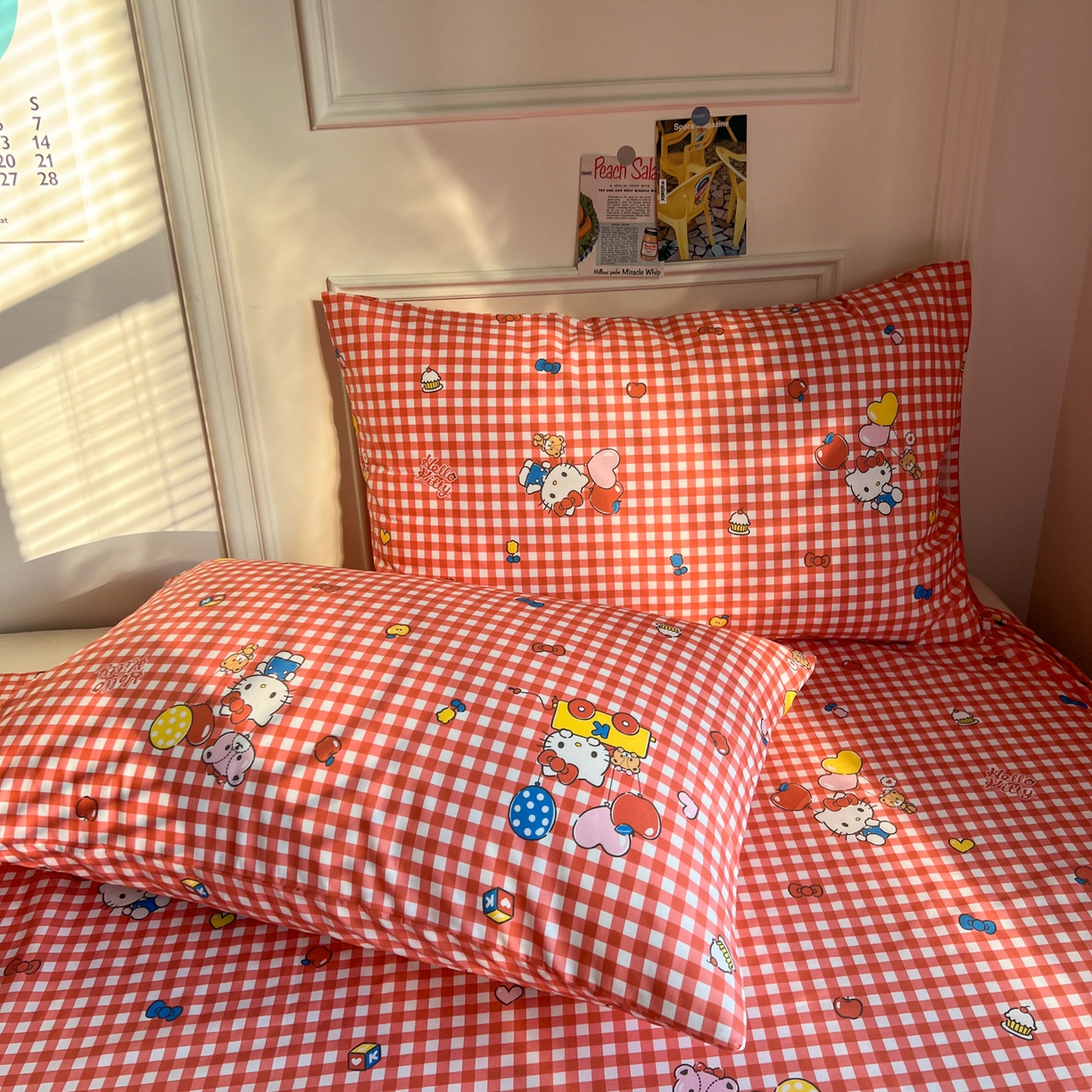 91家纺网 家纺一手货源 找家纺 耀悦家纺 2026新款纯棉四件套正版授权三丽鸥卡通床单床笠被套枕套 Hello Kitty红格
