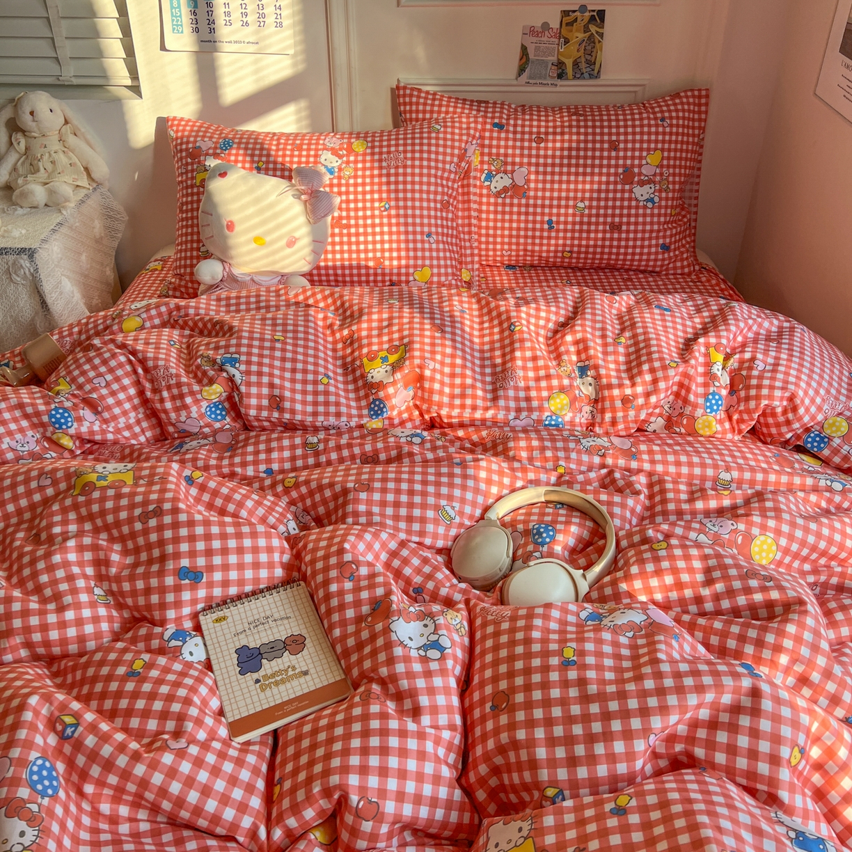 91家纺网 家纺一手货源 找家纺 耀悦家纺 2026新款纯棉四件套正版授权三丽鸥卡通床单床笠被套枕套 Hello Kitty红格