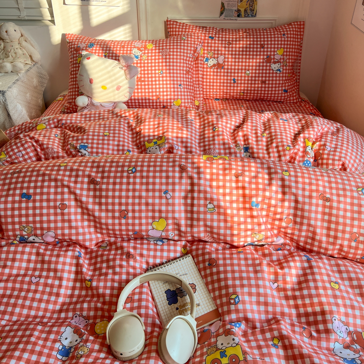 91家纺网 家纺一手货源 找家纺 耀悦家纺 2026新款纯棉四件套正版授权三丽鸥卡通床单床笠被套枕套 Hello Kitty红格
