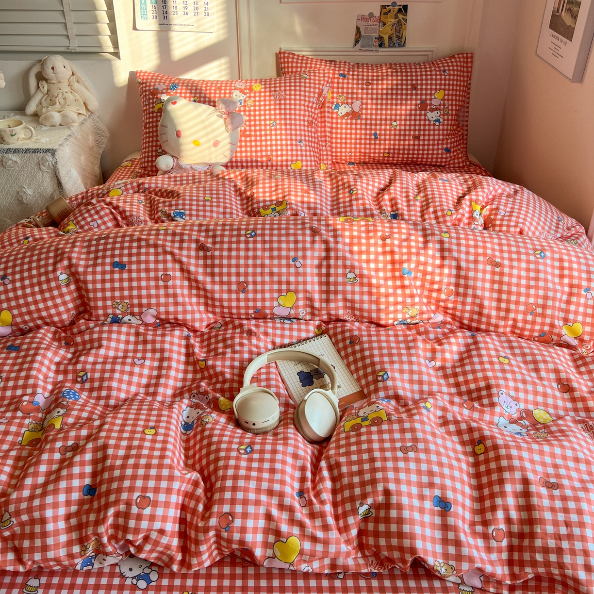 91家纺网 家纺一手货源 找家纺 耀悦家纺 2026新款纯棉四件套正版授权三丽鸥卡通床单床笠被套枕套 Hello Kitty红格
