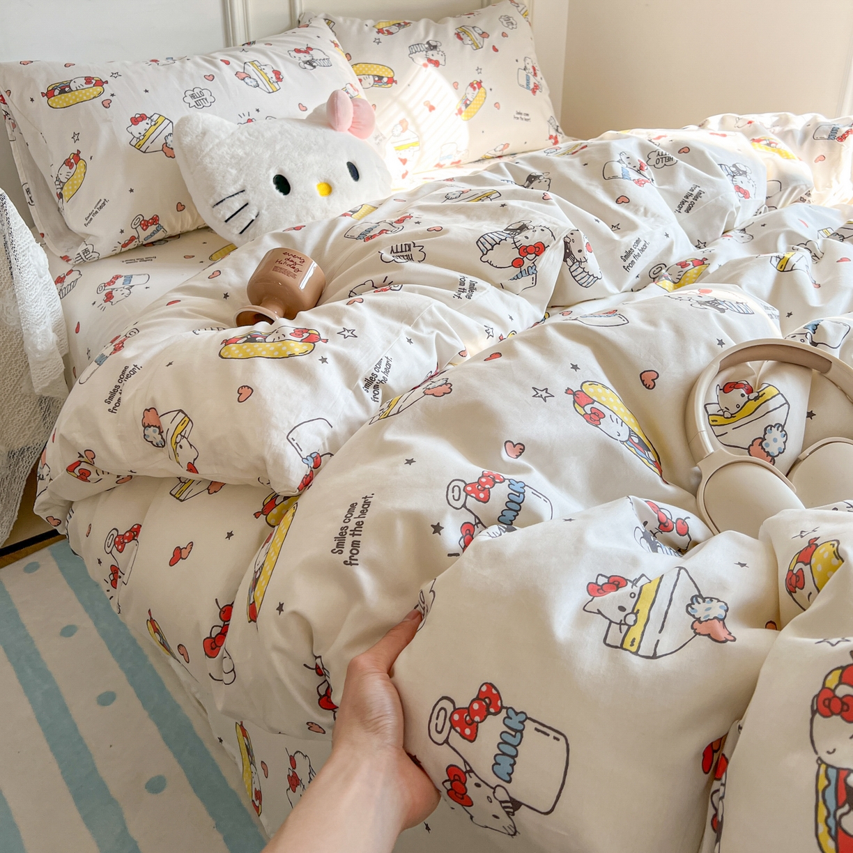 91家纺网 家纺一手货源 找家纺 耀悦家纺 2026新款纯棉四件套正版授权三丽鸥卡通床单床笠被套枕套 Hello Kitty牛奶