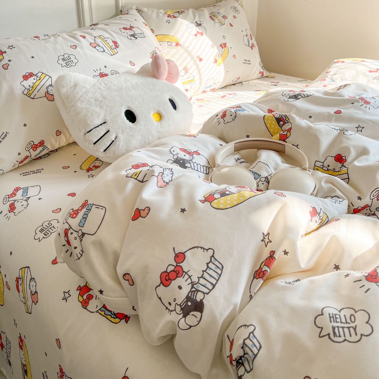 91家纺网 家纺一手货源 找家纺 耀悦家纺 2026新款纯棉四件套正版授权三丽鸥卡通床单床笠被套枕套 Hello Kitty牛奶