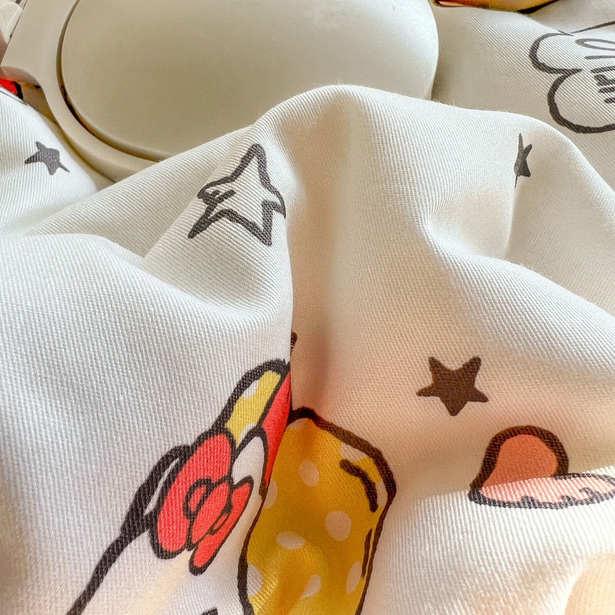 91家纺网 家纺一手货源 找家纺 耀悦家纺 2026新款纯棉四件套正版授权三丽鸥卡通床单床笠被套枕套 Hello Kitty牛奶