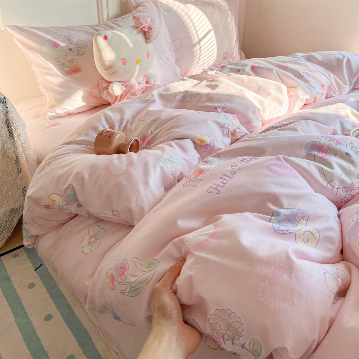 91家纺网 家纺一手货源 找家纺 耀悦家纺 2026新款纯棉四件套正版授权三丽鸥卡通床单床笠被套枕套 Hello Kitty仙草