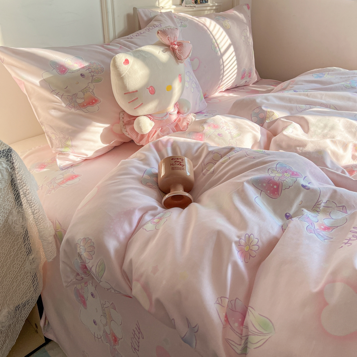 91家纺网 家纺一手货源 找家纺 耀悦家纺 2026新款纯棉四件套正版授权三丽鸥卡通床单床笠被套枕套 Hello Kitty仙草