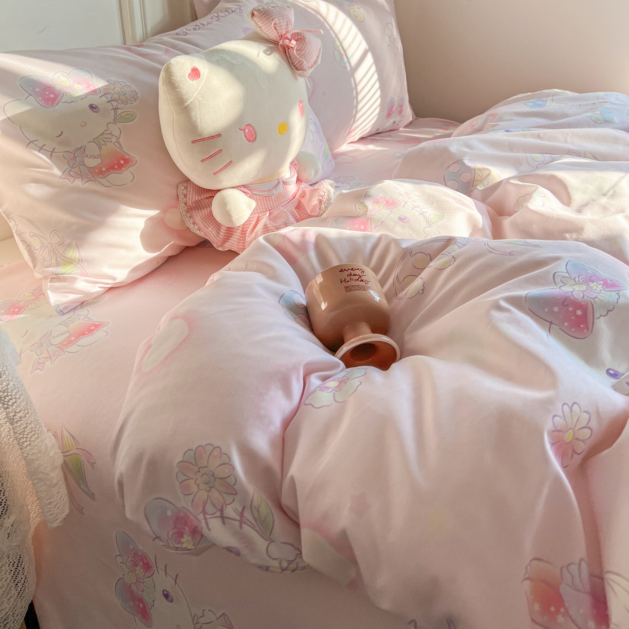 91家纺网 家纺一手货源 找家纺 耀悦家纺 2026新款纯棉四件套正版授权三丽鸥卡通床单床笠被套枕套 Hello Kitty仙草