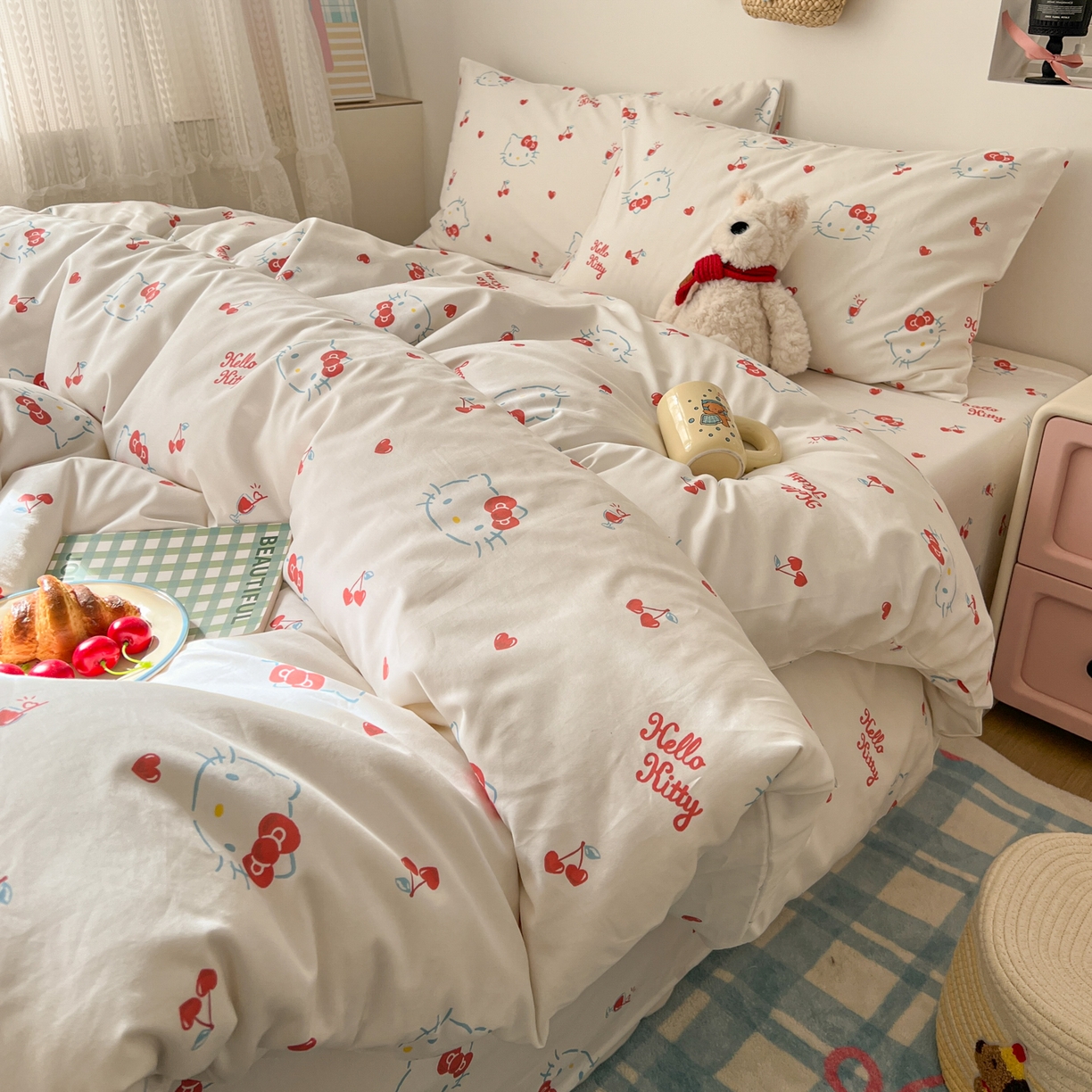 91家纺网 家纺一手货源 找家纺 耀悦家纺 2026新款纯棉四件套正版授权三丽鸥卡通床单床笠被套枕套 Hello Kitty樱桃