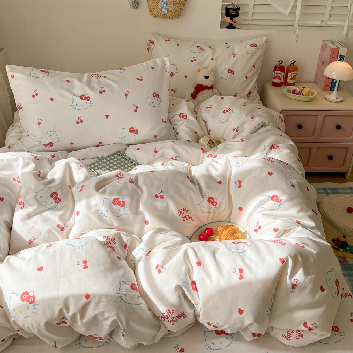91家纺网 家纺一手货源 找家纺 耀悦家纺 2026新款纯棉四件套正版授权三丽鸥卡通床单床笠被套枕套 Hello Kitty樱桃