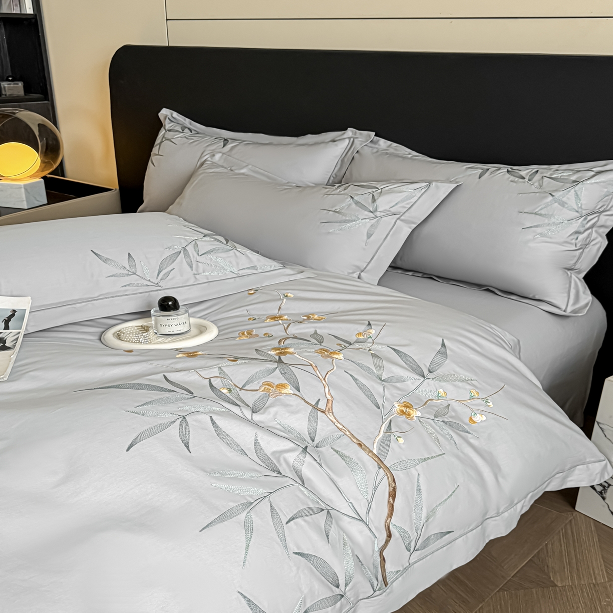 91家纺网 家纺一手货源 找家纺 湘雪家居 2026新款纯棉全棉长绒棉刺绣绣花高端礼盒四件套-竹韵系列 竹韵-浅灰