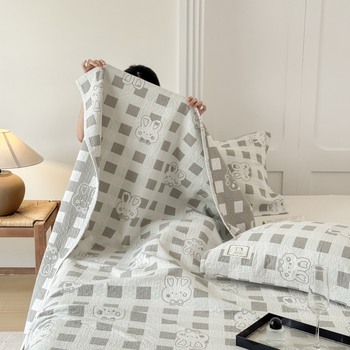 91家纺网 家纺一手货源 找家纺 乐家毛巾被（工厂自产自销） 2026新款精梳安心棉色织提花床盖毛巾被两用 格纹兔头床盖