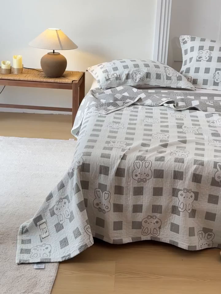 91家纺网 家纺一手货源 找家纺 乐家毛巾被（工厂自产自销） 2026新款精梳安心棉色织提花床盖毛巾被两用 格纹兔头床盖