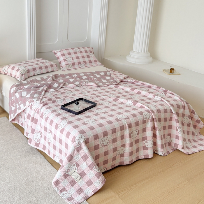 91家纺网 家纺一手货源 找家纺 乐家毛巾被（工厂自产自销） 2026新款精梳安心棉色织提花床盖毛巾被两用 格子小熊床盖