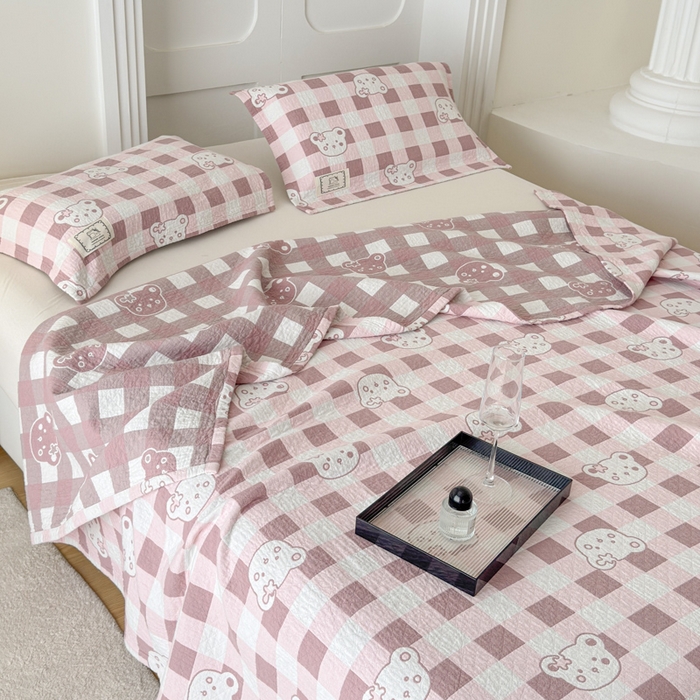 91家纺网 家纺一手货源 找家纺 乐家毛巾被（工厂自产自销） 2026新款精梳安心棉色织提花床盖毛巾被两用 格子小熊床盖