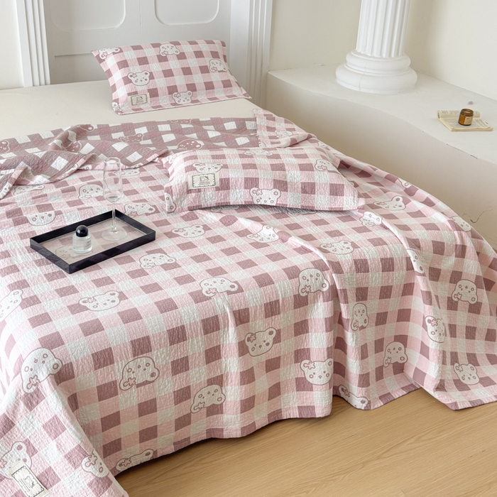 91家纺网 家纺一手货源 找家纺 乐家毛巾被（工厂自产自销） 2026新款精梳安心棉色织提花床盖毛巾被两用 格子小熊床盖