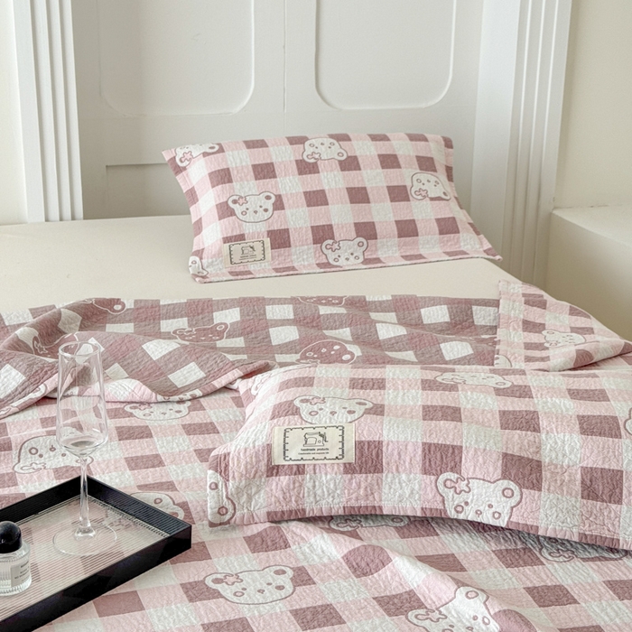 91家纺网 家纺一手货源 找家纺 乐家毛巾被（工厂自产自销） 2026新款精梳安心棉色织提花床盖毛巾被两用 格子小熊床盖