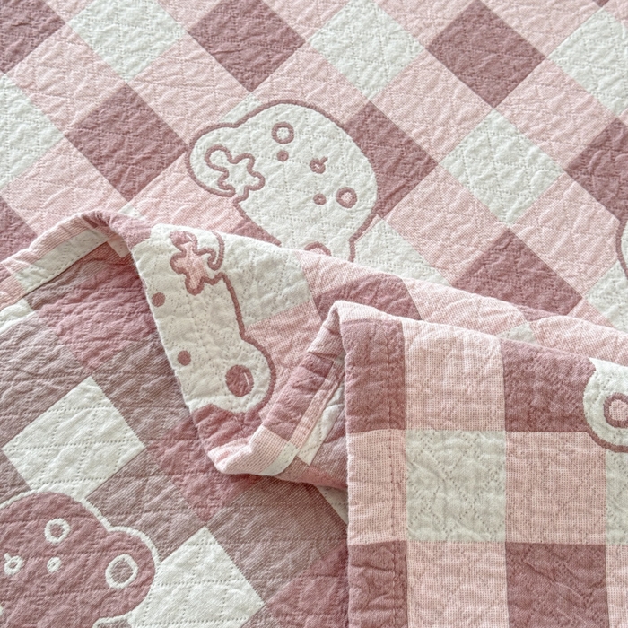 91家纺网 家纺一手货源 找家纺 乐家毛巾被（工厂自产自销） 2026新款精梳安心棉色织提花床盖毛巾被两用 格子小熊床盖