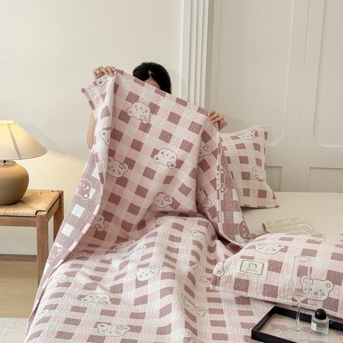 91家纺网 家纺一手货源 找家纺 乐家毛巾被（工厂自产自销） 2026新款精梳安心棉色织提花床盖毛巾被两用 格子小熊床盖