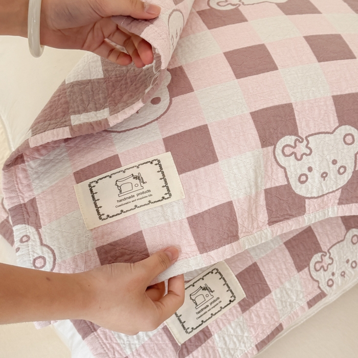 91家纺网 家纺一手货源 找家纺 乐家毛巾被（工厂自产自销） 2026新款精梳安心棉色织提花床盖毛巾被两用 格子小熊床盖