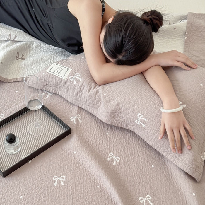 91家纺网 家纺一手货源 找家纺 乐家毛巾被（工厂自产自销） 2026新款精梳安心棉色织提花床盖毛巾被两用 蝴蝶结床盖