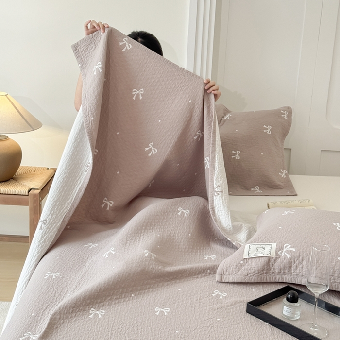 91家纺网 家纺一手货源 找家纺 乐家毛巾被（工厂自产自销） 2026新款精梳安心棉色织提花床盖毛巾被两用 蝴蝶结床盖