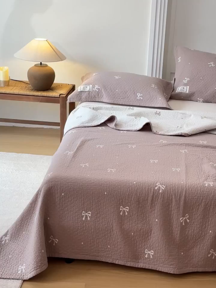 91家纺网 家纺一手货源 找家纺 乐家毛巾被（工厂自产自销） 2026新款精梳安心棉色织提花床盖毛巾被两用 蝴蝶结床盖