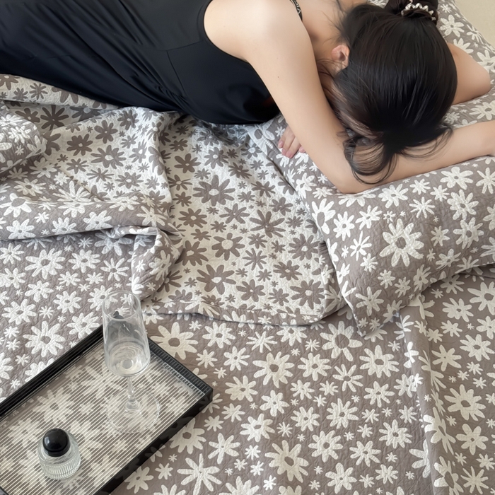 91家纺网 家纺一手货源 找家纺 乐家毛巾被（工厂自产自销） 2026新款精梳安心棉色织提花床盖毛巾被两用 灰色雏菊床盖