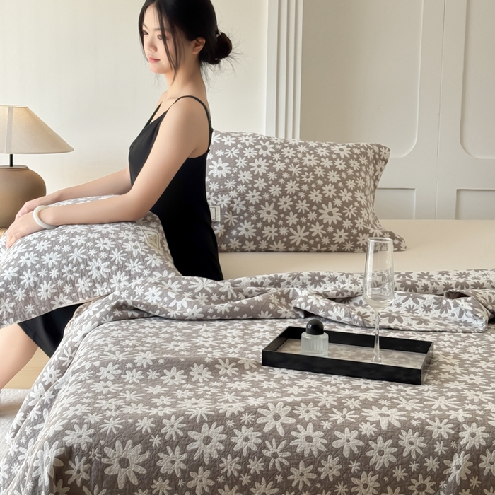 91家纺网 家纺一手货源 找家纺 乐家毛巾被（工厂自产自销） 2026新款精梳安心棉色织提花床盖毛巾被两用 灰色雏菊床盖