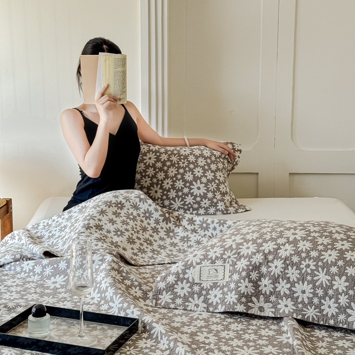 91家纺网 家纺一手货源 找家纺 乐家毛巾被（工厂自产自销） 2026新款精梳安心棉色织提花床盖毛巾被两用 灰色雏菊床盖