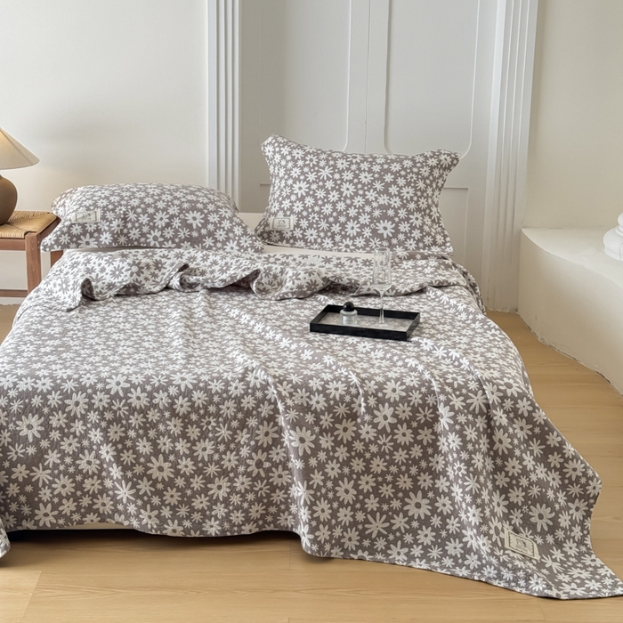 91家纺网 家纺一手货源 找家纺 乐家毛巾被（工厂自产自销） 2026新款精梳安心棉色织提花床盖毛巾被两用 灰色雏菊床盖