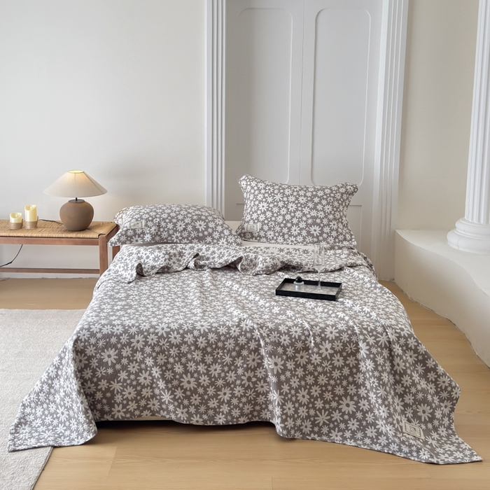 91家纺网 家纺一手货源 找家纺 乐家毛巾被（工厂自产自销） 2026新款精梳安心棉色织提花床盖毛巾被两用 灰色雏菊床盖