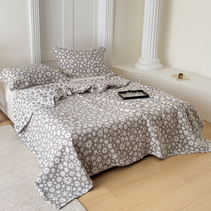 91家纺网 家纺一手货源 找家纺 乐家毛巾被（工厂自产自销） 2026新款精梳安心棉色织提花床盖毛巾被两用 灰色雏菊床盖